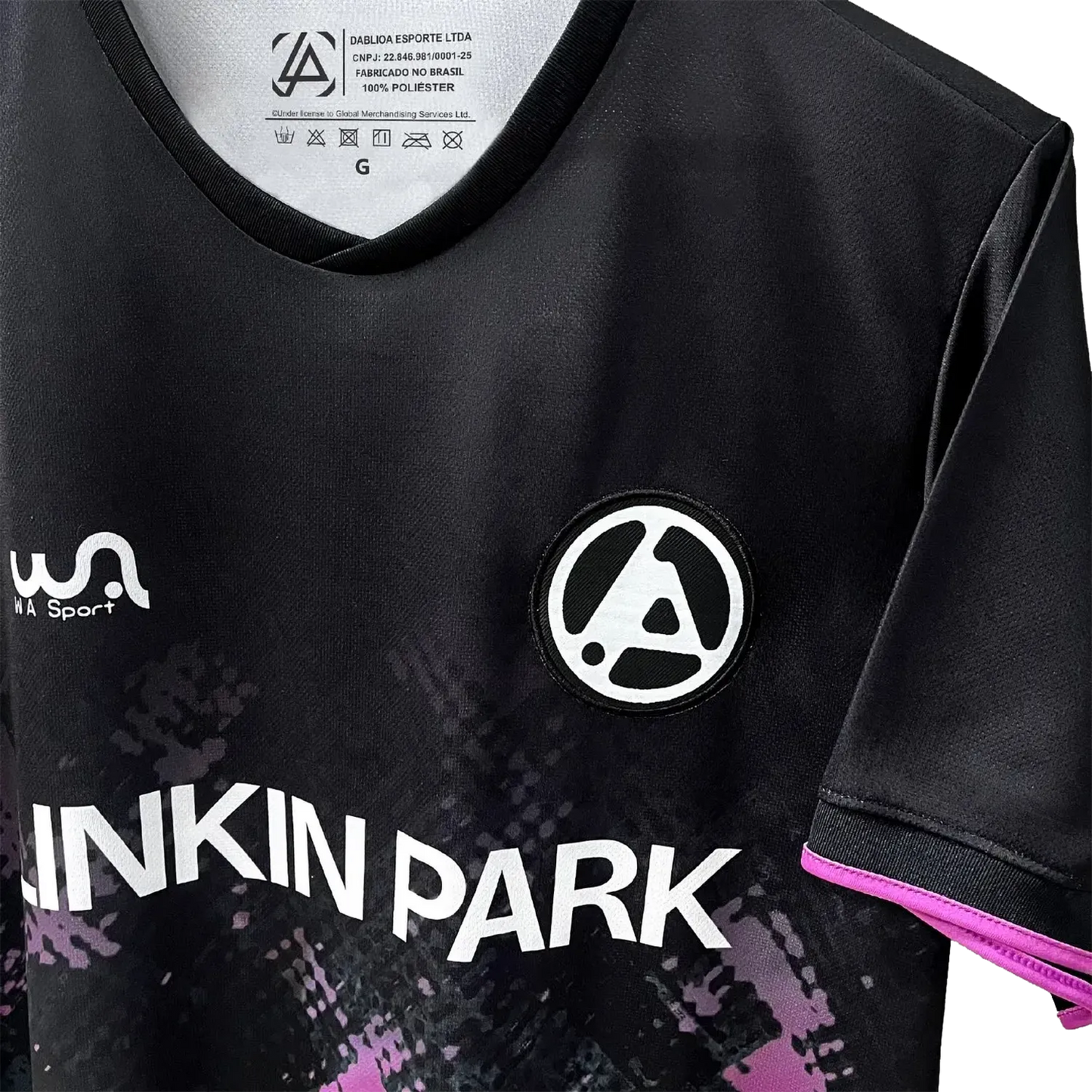 Détail de l’écusson brodé Linkin Park sur le maillot officiel From Zero | Detail of the embroidered Linkin Park crest on the official From Zero football shirt