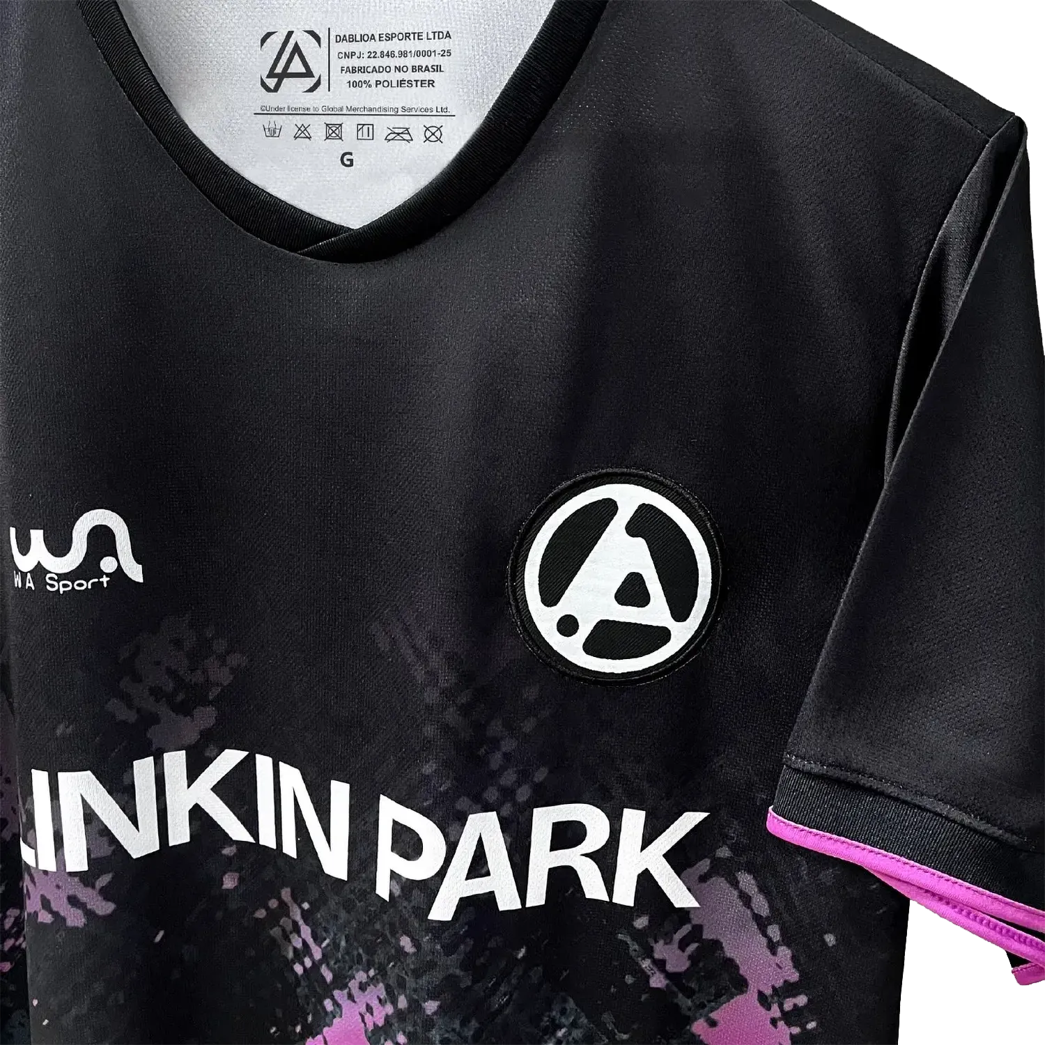 Détail de l’écusson brodé Linkin Park sur le maillot officiel From Zero | Detail of the embroidered Linkin Park crest on the official From Zero football shirt