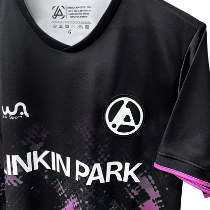 Détail de l’écusson brodé Linkin Park sur le maillot officiel From Zero | Detail of the embroidered Linkin Park crest on the official From Zero football shirt