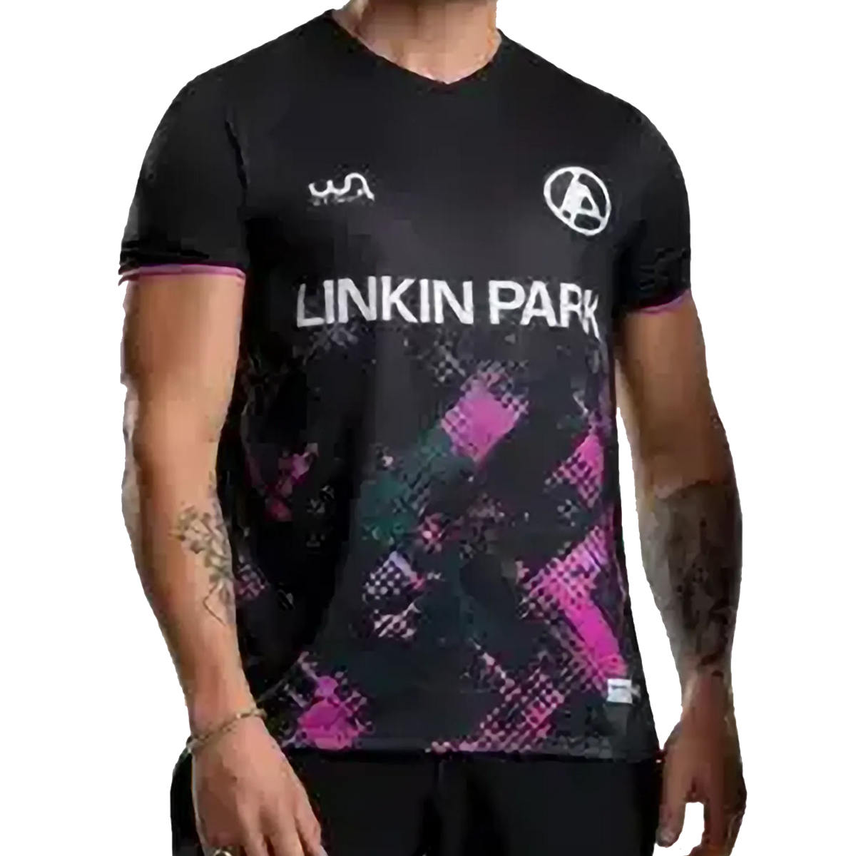 Maillot de football officiel Linkin Park From Zero noir avec logo Linkin Park blanc et finitions roses aux manches | Official Linkin Park From Zero black football shirt with white Linkin Park logo and pink sleeve trim