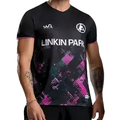 Maillot de football officiel Linkin Park From Zero noir avec logo Linkin Park blanc et finitions roses aux manches | Official Linkin Park From Zero black football shirt with white Linkin Park logo and pink sleeve trim