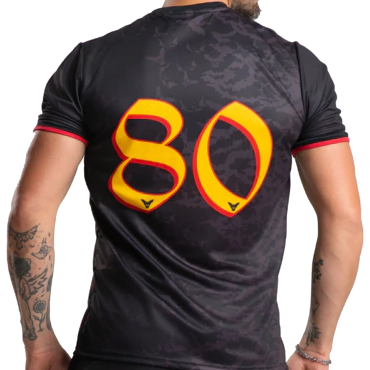 Maillot Ozzy Osbourne Since 1980 officiel – vue de dos avec grand numéro 80 jaune et rouge | Official Ozzy Osbourne Since 1980 football shirt – back view with large yellow and red number 80