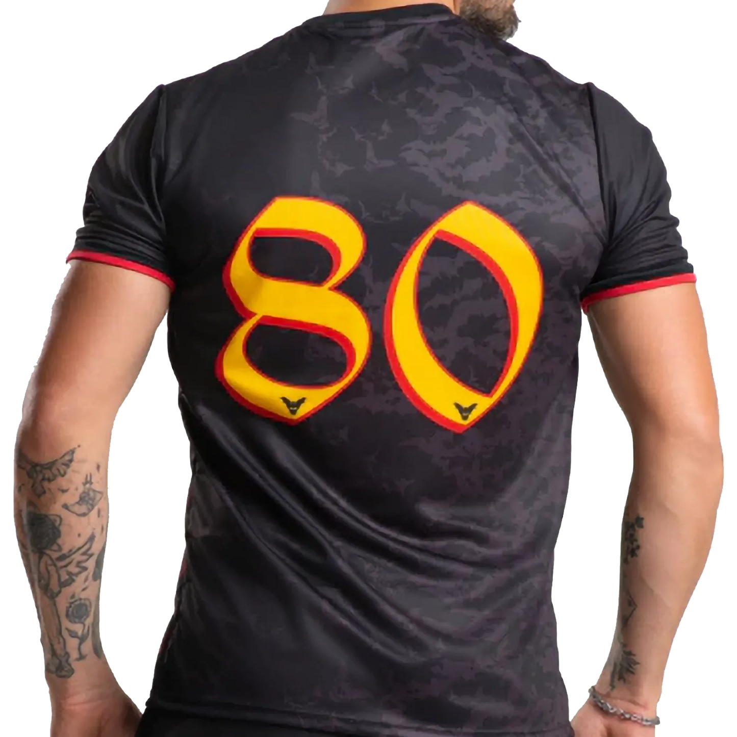 Maillot Ozzy Osbourne Since 1980 officiel – vue de dos avec grand numéro 80 jaune et rouge | Official Ozzy Osbourne Since 1980 football shirt – back view with large yellow and red number 80
