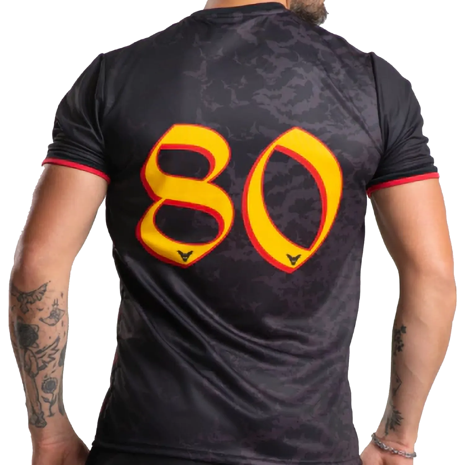 Maillot Ozzy Osbourne Since 1980 officiel – vue de dos avec grand numéro 80 jaune et rouge | Official Ozzy Osbourne Since 1980 football shirt – back view with large yellow and red number 80