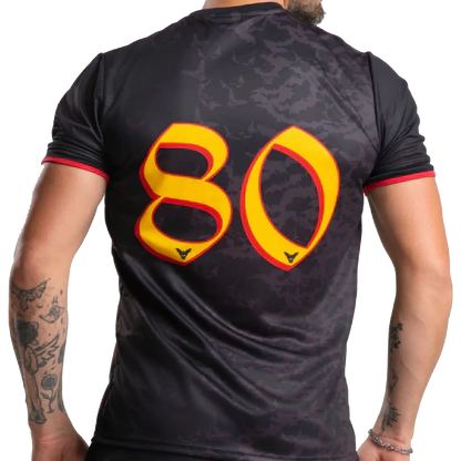 Maillot Ozzy Osbourne Since 1980 officiel – vue de dos avec grand numéro 80 jaune et rouge | Official Ozzy Osbourne Since 1980 football shirt – back view with large yellow and red number 80