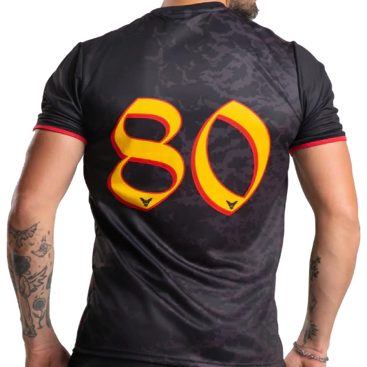 Maillot Ozzy Osbourne Since 1980 officiel – vue de dos avec grand numéro 80 jaune et rouge | Official Ozzy Osbourne Since 1980 football shirt – back view with large yellow and red number 80