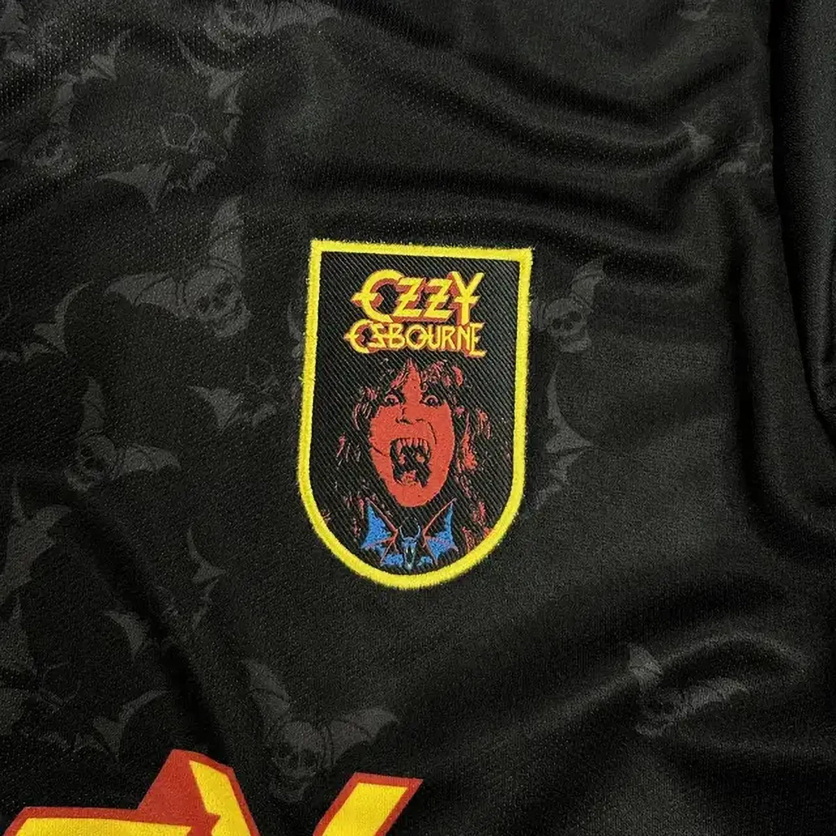 Détail de l’écusson brodé Ozzy Osbourne inspiré de Speak of the Devil | Detail of the embroidered Ozzy Osbourne crest inspired by Speak of the Devil