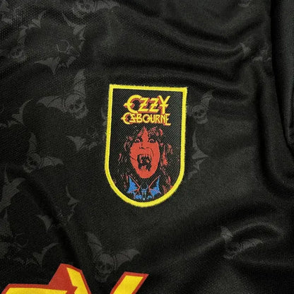 Détail de l’écusson brodé Ozzy Osbourne inspiré de Speak of the Devil | Detail of the embroidered Ozzy Osbourne crest inspired by Speak of the Devil