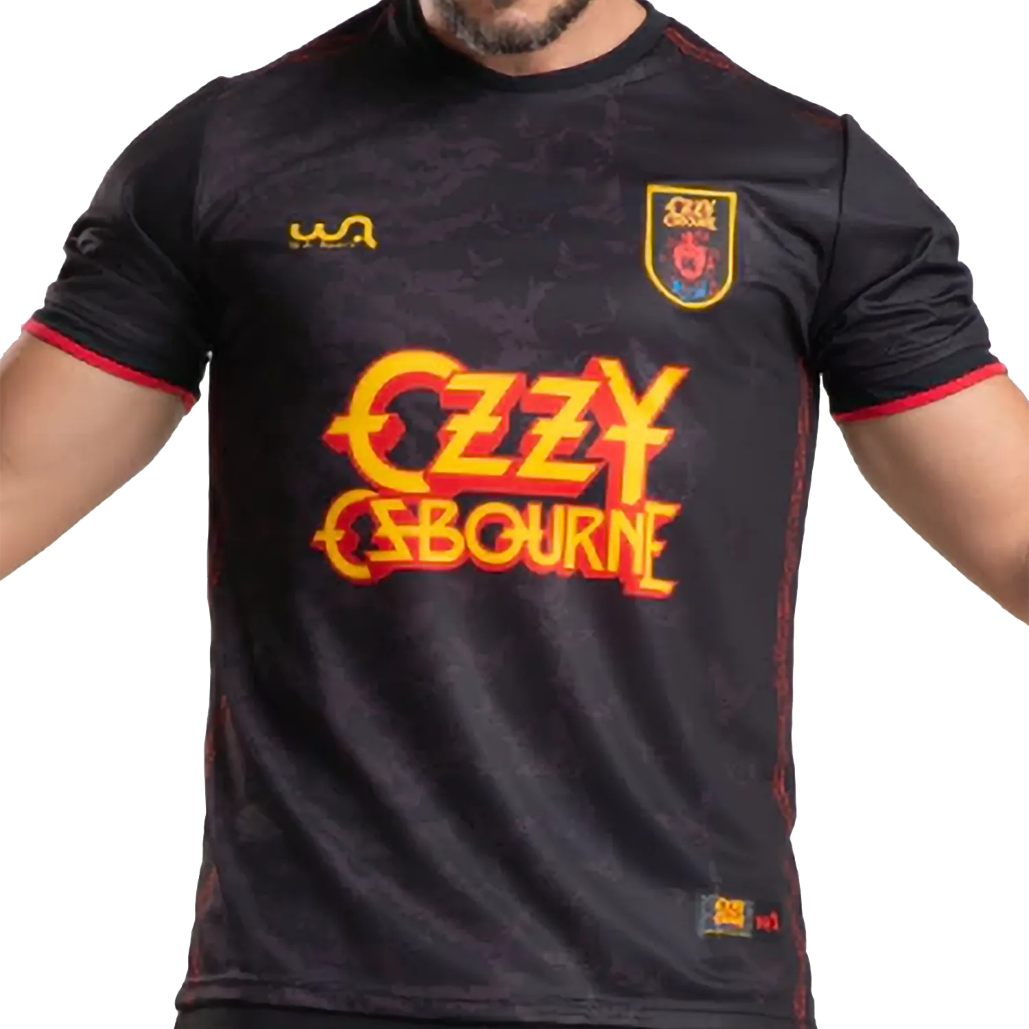 Maillot de football officiel Ozzy Osbourne Since 1980 noir – vue de face avec logo jaune et rouge et écusson brodé | Official Ozzy Osbourne Since 1980 black football shirt – front view with yellow and red logo and embroidered crest