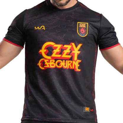 Maillot de football officiel Ozzy Osbourne Since 1980 noir – vue de face avec logo jaune et rouge et écusson brodé | Official Ozzy Osbourne Since 1980 black football shirt – front view with yellow and red logo and embroidered crest