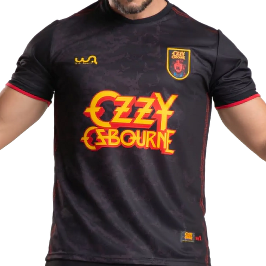 Maillot de football officiel Ozzy Osbourne Since 1980 noir – vue de face avec logo jaune et rouge et écusson brodé | Official Ozzy Osbourne Since 1980 black football shirt – front view with yellow and red logo and embroidered crest