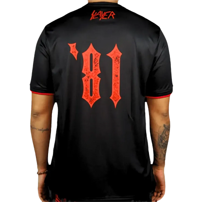 Maillot de football officiel Slayer Since 1981 – vue de dos avec numéro 81 rouge et logo Slayer | Official Slayer Since 1981 football shirt – back view with red number 81 and Slayer logo