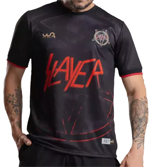 Maillot de football officiel Slayer Since 1981 noir et rouge – vue de face avec logo Slayer et écusson pentagramme | Official Slayer Since 1981 football shirt in black and red – front view with Slayer logo and pentagram crest
