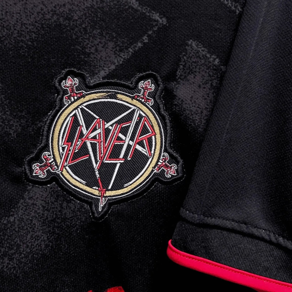 Détail de l’écusson brodé Slayer avec pentagramme sur le maillot Since 1981 | Detail of the embroidered Slayer pentagram crest on the Since 1981 football shirt