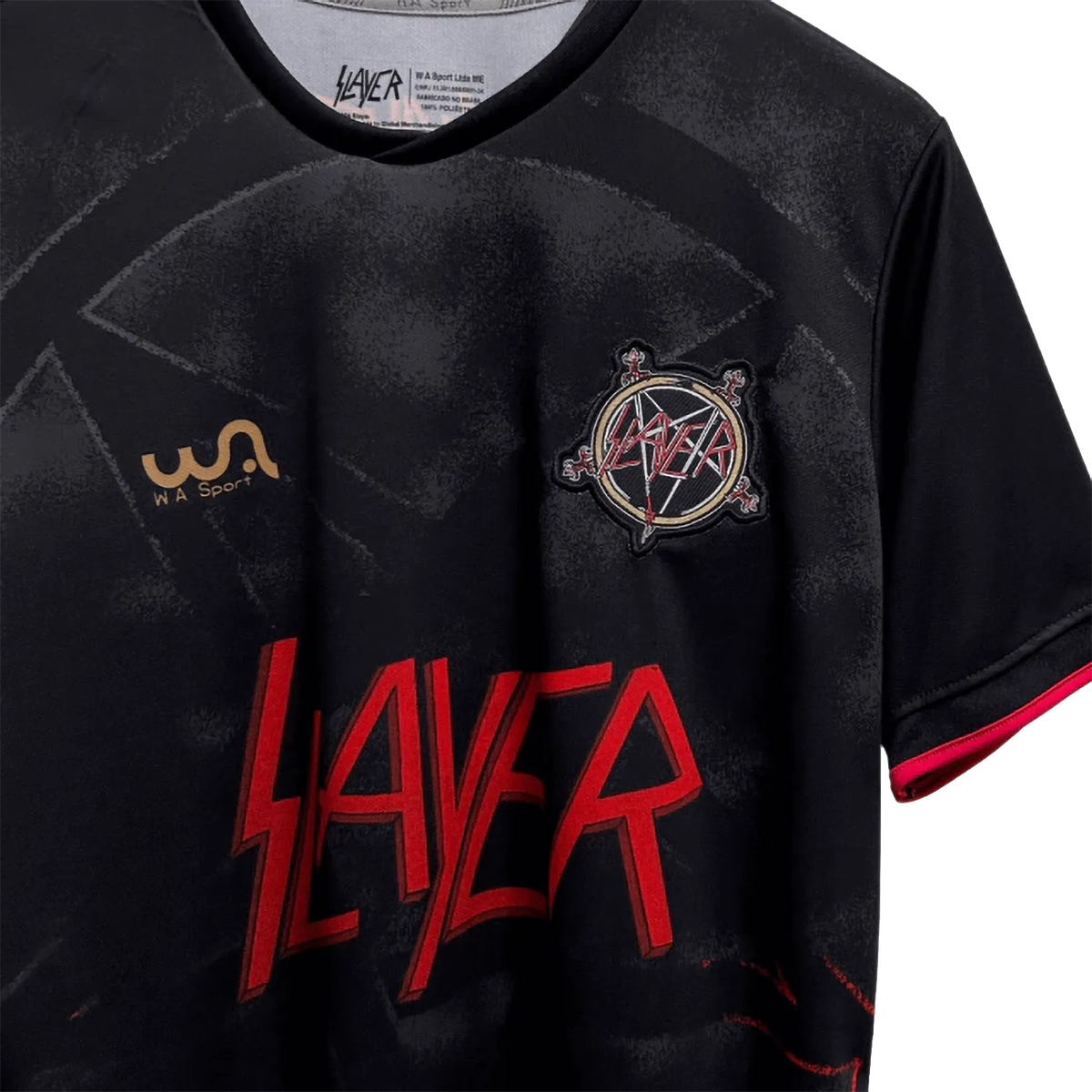 Maillot Slayer Since 1981 – détail du logo rouge, écusson pentagramme et motifs ton sur ton | Slayer Since 1981 football shirt – detail of red logo, pentagram crest and tone-on-tone graphics