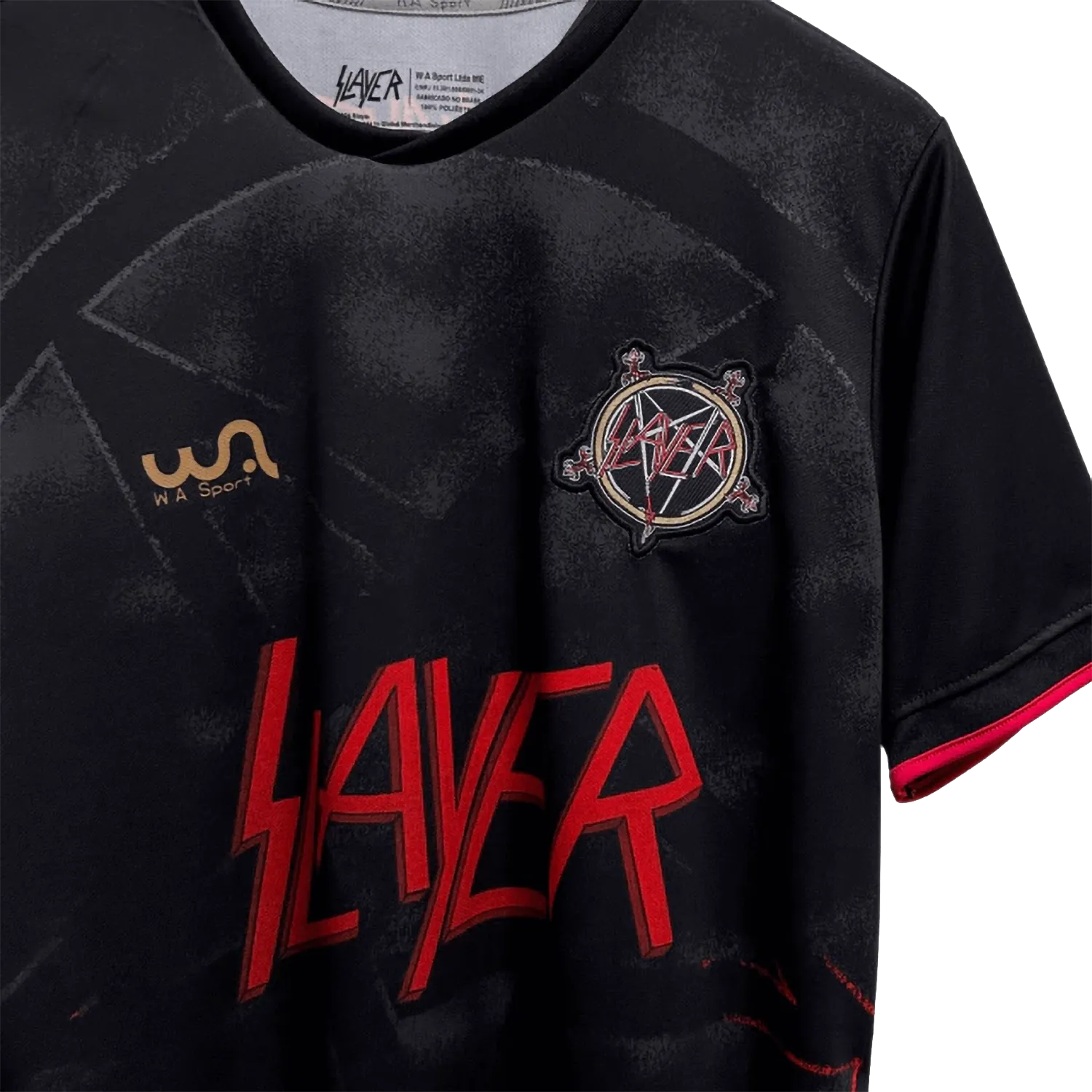 Maillot Slayer Since 1981 – détail du logo rouge, écusson pentagramme et motifs ton sur ton | Slayer Since 1981 football shirt – detail of red logo, pentagram crest and tone-on-tone graphics