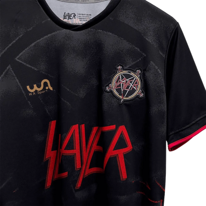 Maillot Slayer Since 1981 – détail du logo rouge, écusson pentagramme et motifs ton sur ton | Slayer Since 1981 football shirt – detail of red logo, pentagram crest and tone-on-tone graphics