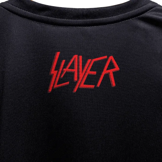 Détail du dos du maillot Slayer Since 1981 avec logo Slayer rouge sous la nuque | Back detail of the Slayer Since 1981 football shirt with red Slayer logo below the collar