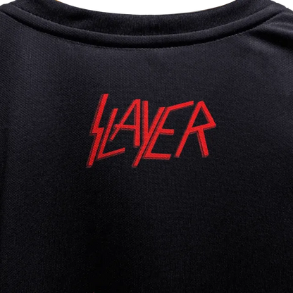 Détail du dos du maillot Slayer Since 1981 avec logo Slayer rouge sous la nuque | Back detail of the Slayer Since 1981 football shirt with red Slayer logo below the collar
