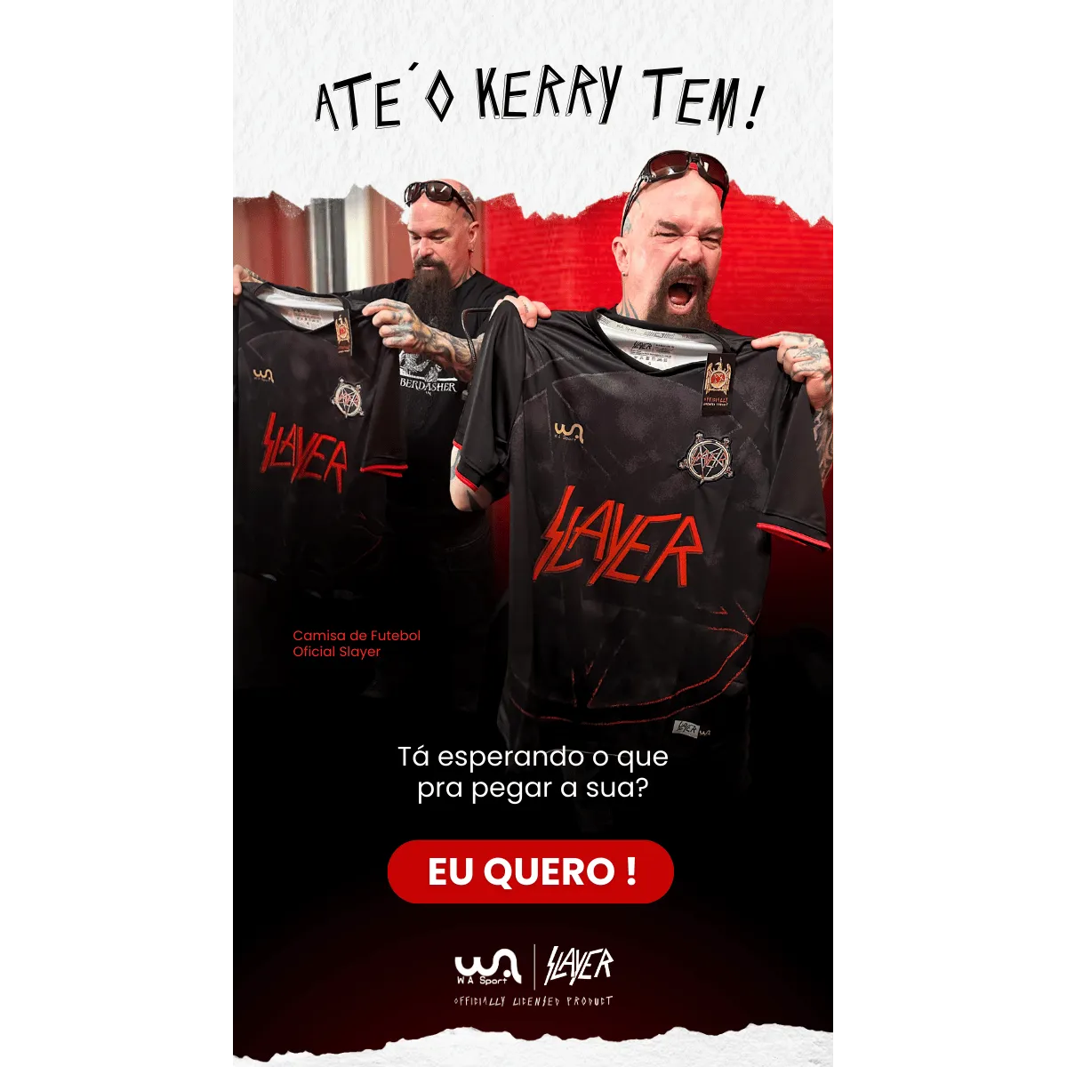 Kerry King présentant le maillot de football officiel Slayer Since 1981 noir et rouge | Kerry King holding the official black and red Slayer Since 1981 football shirt