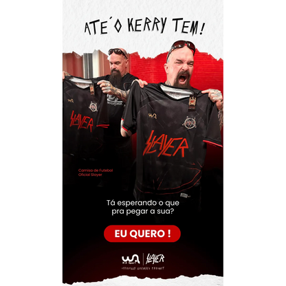 Kerry King présentant le maillot de football officiel Slayer Since 1981 noir et rouge | Kerry King holding the official black and red Slayer Since 1981 football shirt