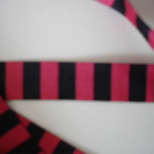Lacets rose/noir (gros plan)