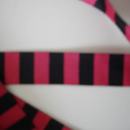Lacets rose/noir (gros plan)