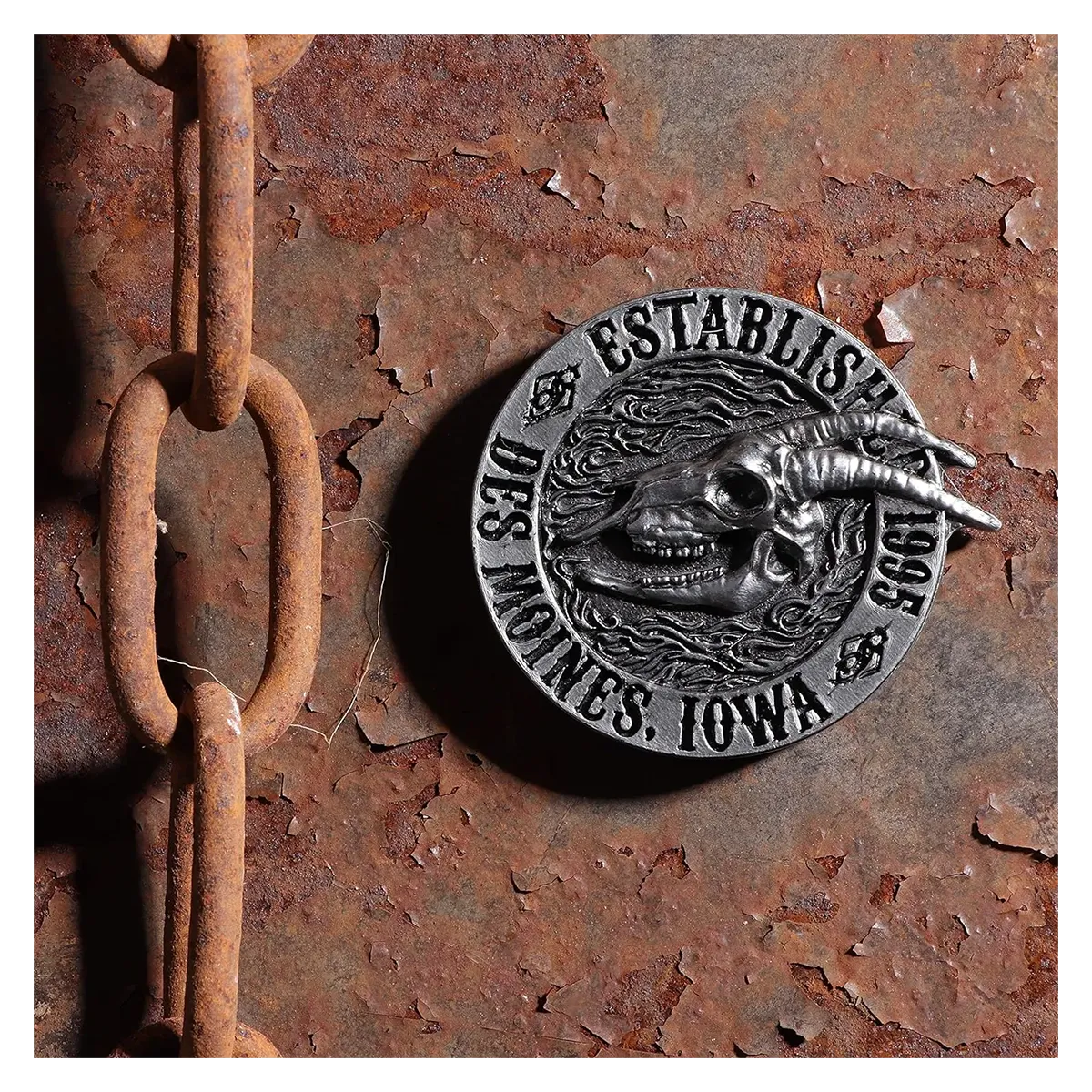 Magnet Slipknot Flaming Goat  en situation déco métal rouillée | Slipknot Flaming Goat Magnet  in a rusty metal decorative setting