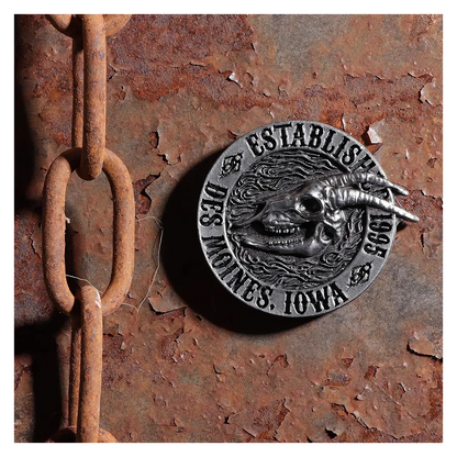 Magnet Slipknot Flaming Goat  en situation déco métal rouillée | Slipknot Flaming Goat Magnet  in a rusty metal decorative setting