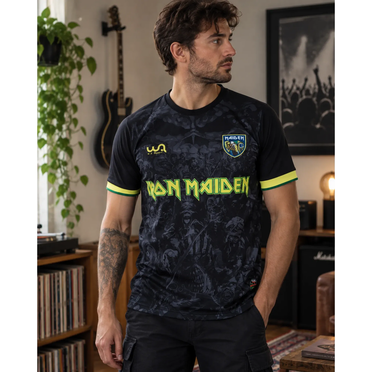 Maillot de football Iron Maiden Brazil Special Edition porté en inxtérieur | Iron Maiden Brazil Special Edition football shirt worn indoors