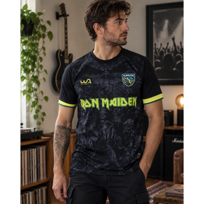 Maillot de football Iron Maiden Brazil Special Edition porté en inxtérieur | Iron Maiden Brazil Special Edition football shirt worn indoors