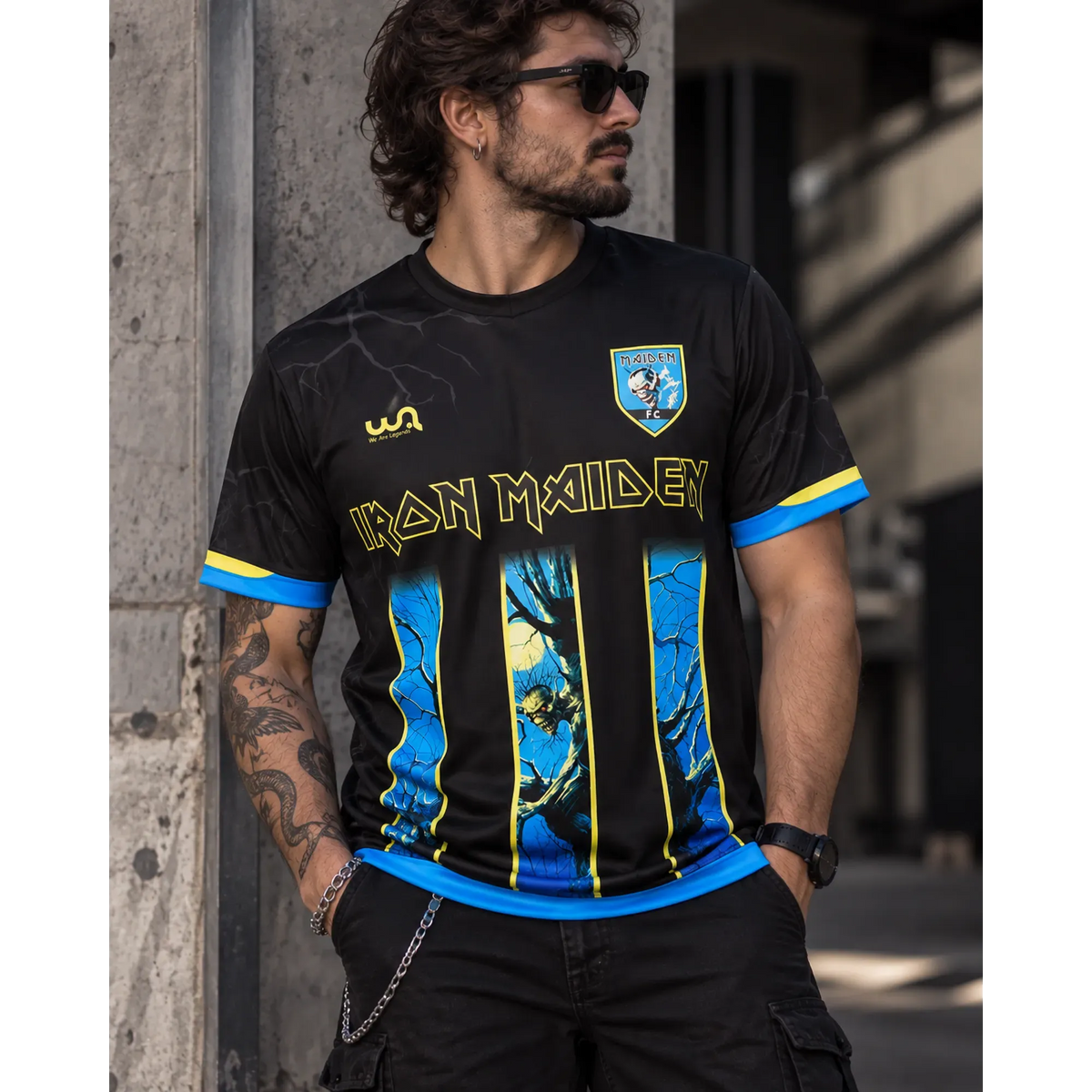 Maillot de football Iron Maiden Fear of the Dark porté en extérieur | Iron Maiden Fear of the Dark football shirt worn outdoors
