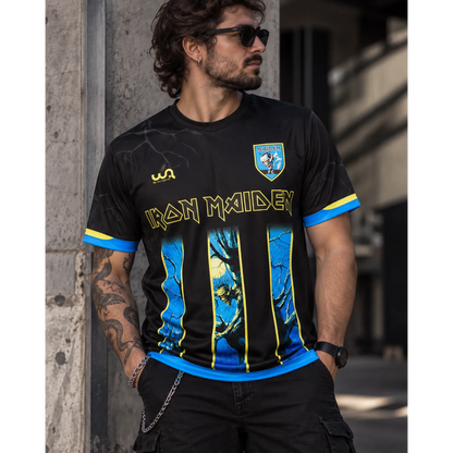 Maillot de football Iron Maiden Fear of the Dark porté en extérieur | Iron Maiden Fear of the Dark football shirt worn outdoors