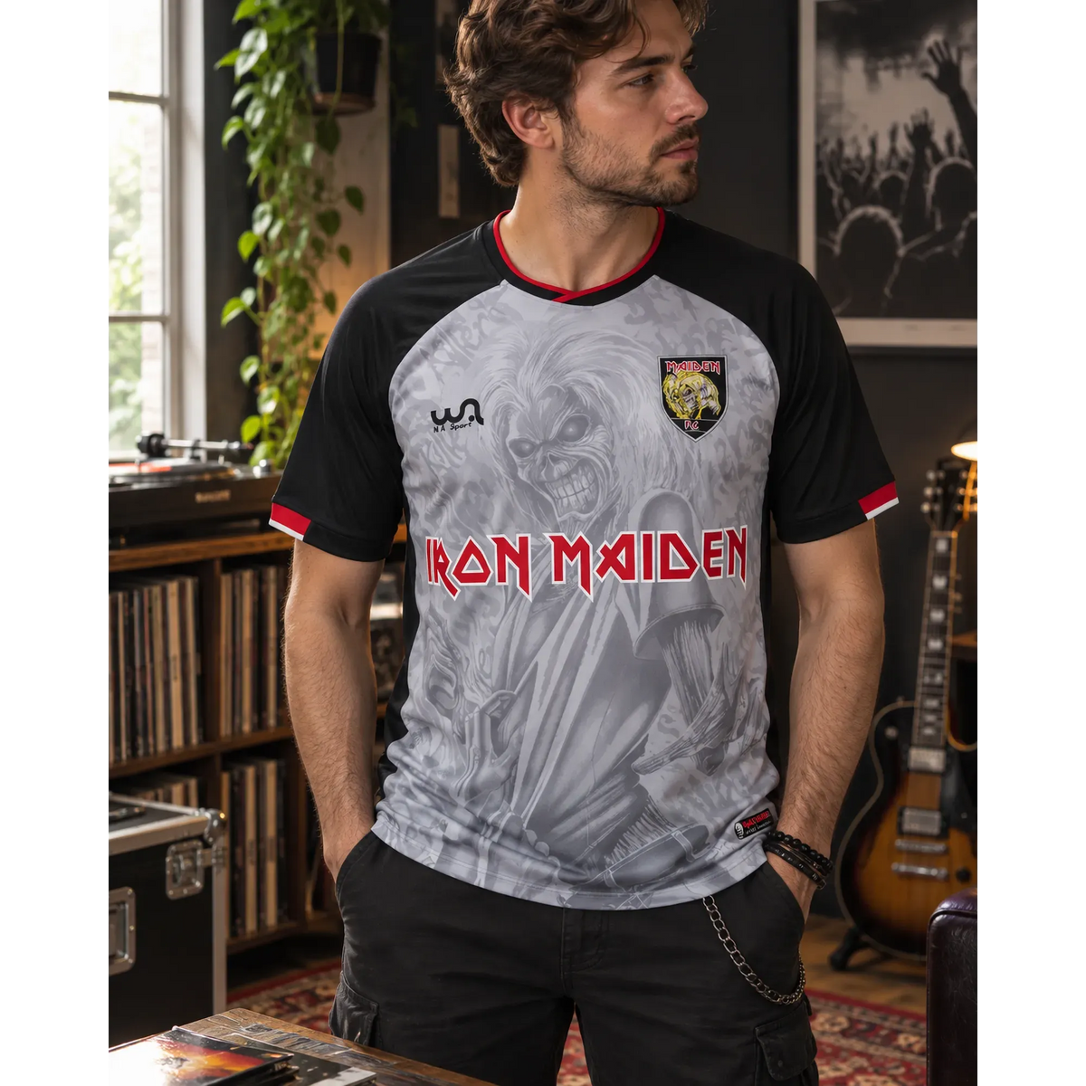 Maillot de football Iron Maiden Killers porté en intérieur | Iron Maiden Killers football shirt worn indoors