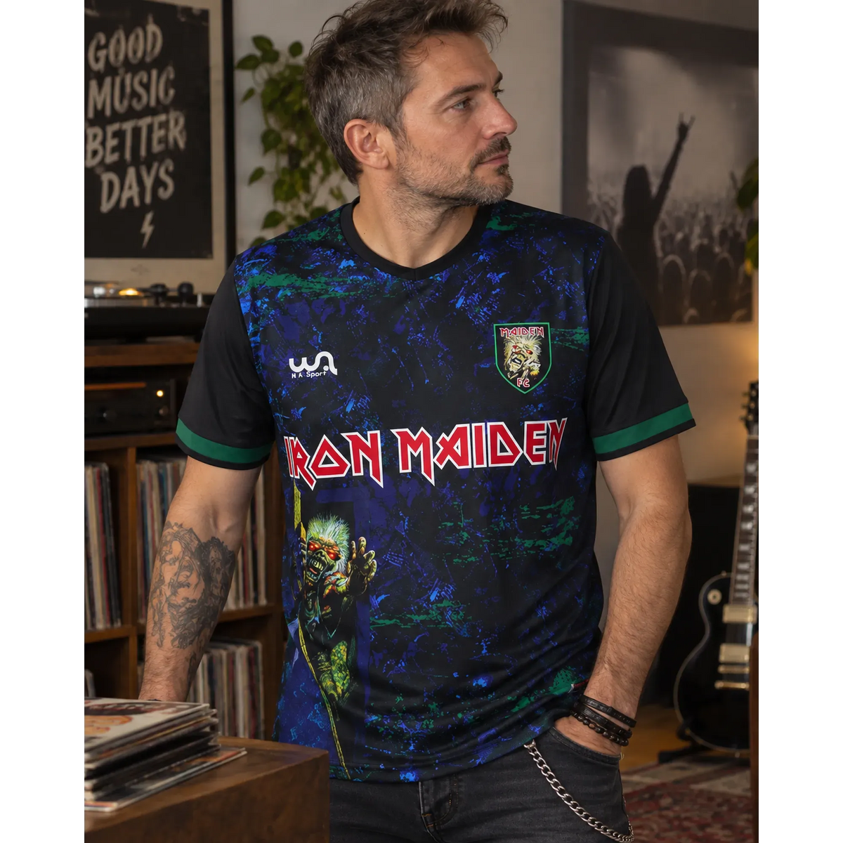 Maillot de football Iron Maiden No Prayer for the Dying porté en intérieur | Iron Maiden No Prayer for the Dying football shirt worn indoors