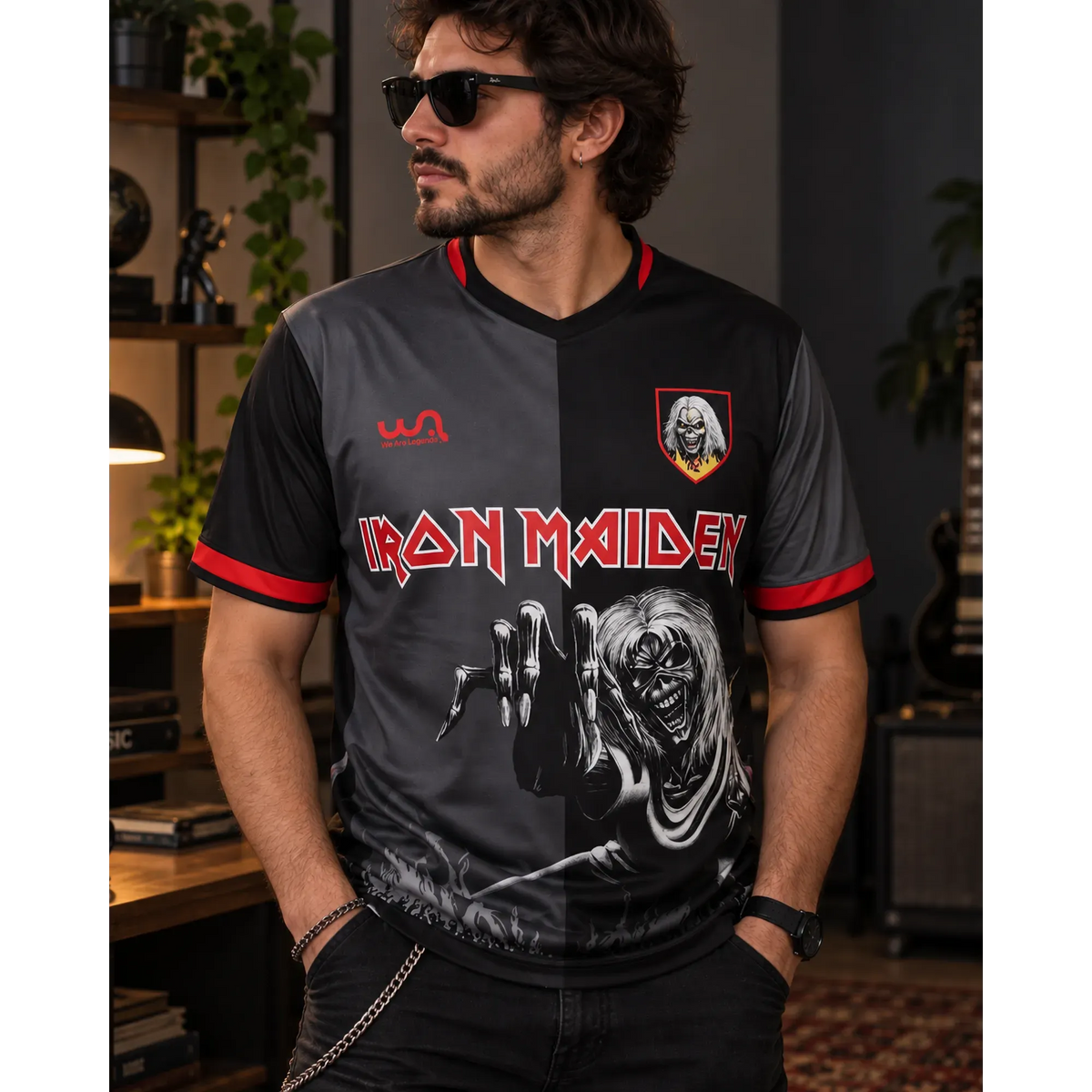 Maillot de football Iron Maiden Number of the Beast porté en intérieur | Iron Maiden Number of the Beast football shirt worn indoors