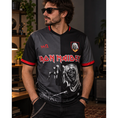 Maillot de football Iron Maiden Number of the Beast porté en intérieur | Iron Maiden Number of the Beast football shirt worn indoors