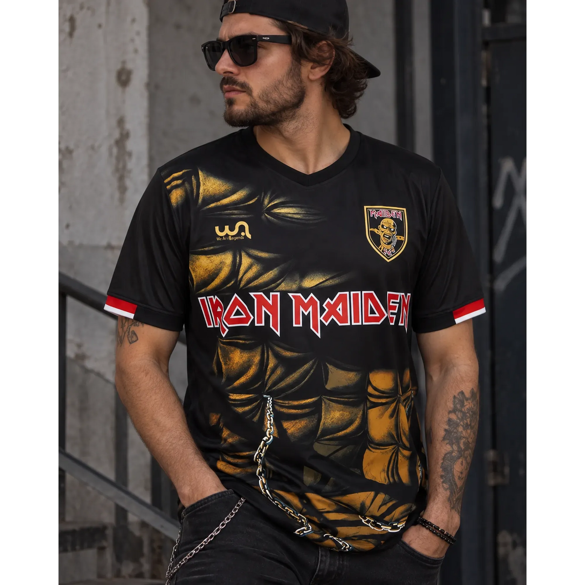 Maillot de football Iron Maiden Piece of Mind porté en extérieur | Iron Maiden Piece of Mind football shirt worn outdoors