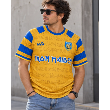 Maillot de football Iron Maiden Powerslave porté en extérieur | Iron Maiden Powerslave football shirt worn outdoors