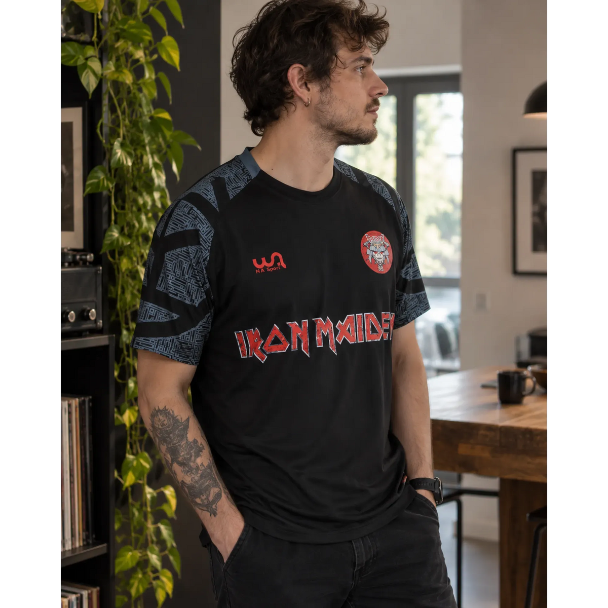 Maillot de football Iron Maiden Senjutsu porté en intérieur | Iron Maiden Senjutsu football shirt worn indoors