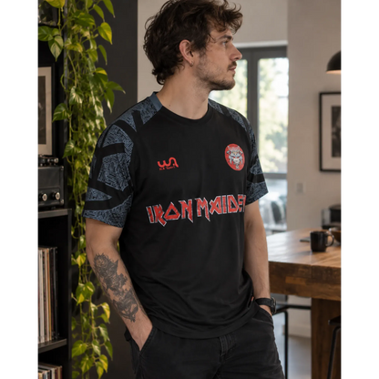 Maillot de football Iron Maiden Senjutsu porté en intérieur | Iron Maiden Senjutsu football shirt worn indoors