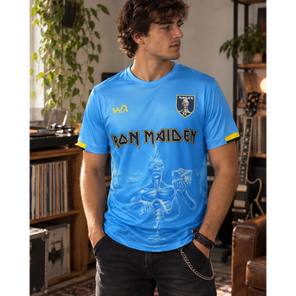 Maillot de football Iron Maiden Seventh Son of a Seventh Son porté en intérieur | Iron Maiden Seventh Son of a Seventh Son football shirt worn indoors