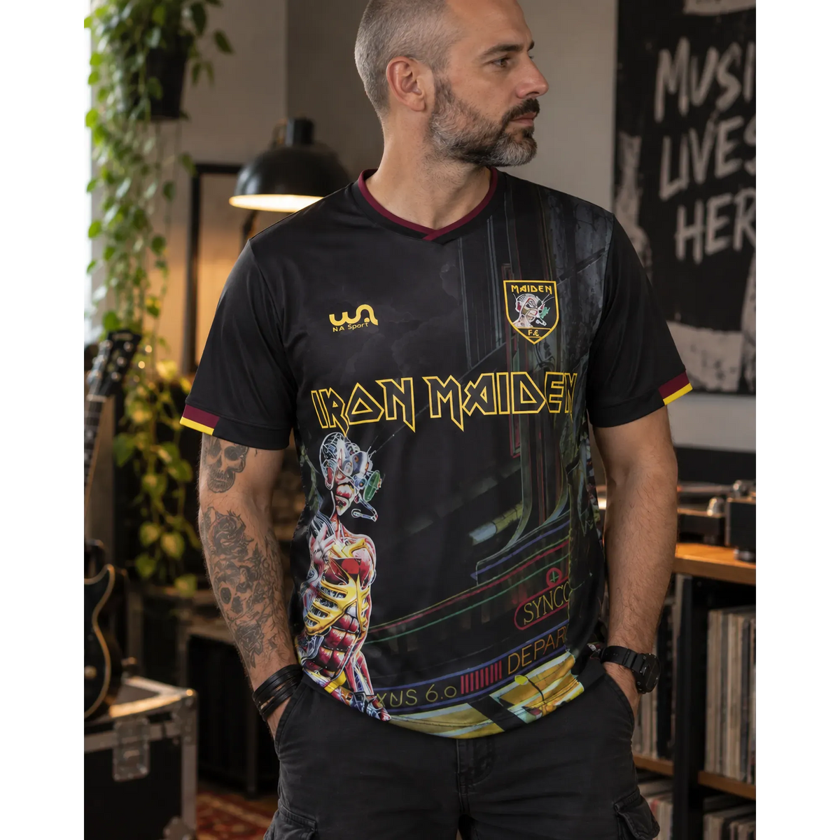 Maillot de football Iron Maiden Somewhere in Time porté en intérieur | Iron Maiden Somewhere in Time football shirt worn indoors