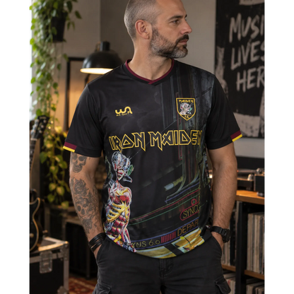 Maillot de football Iron Maiden Somewhere in Time porté en intérieur | Iron Maiden Somewhere in Time football shirt worn indoors