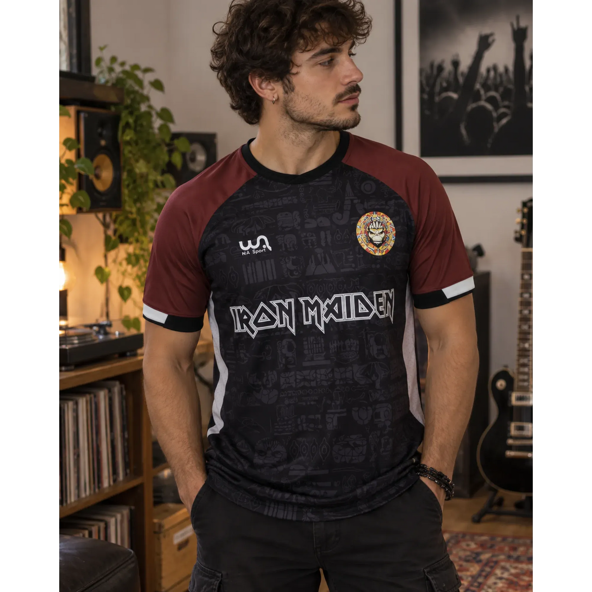 Maillot de football Iron Maiden The Book of Souls porté en intérieur | Iron Maiden The Book of Souls football shirt worn indoors