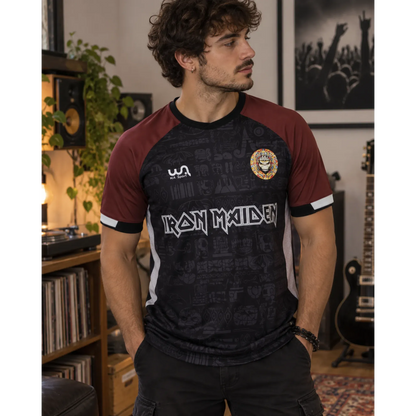 Maillot de football Iron Maiden The Book of Souls porté en intérieur | Iron Maiden The Book of Souls football shirt worn indoors