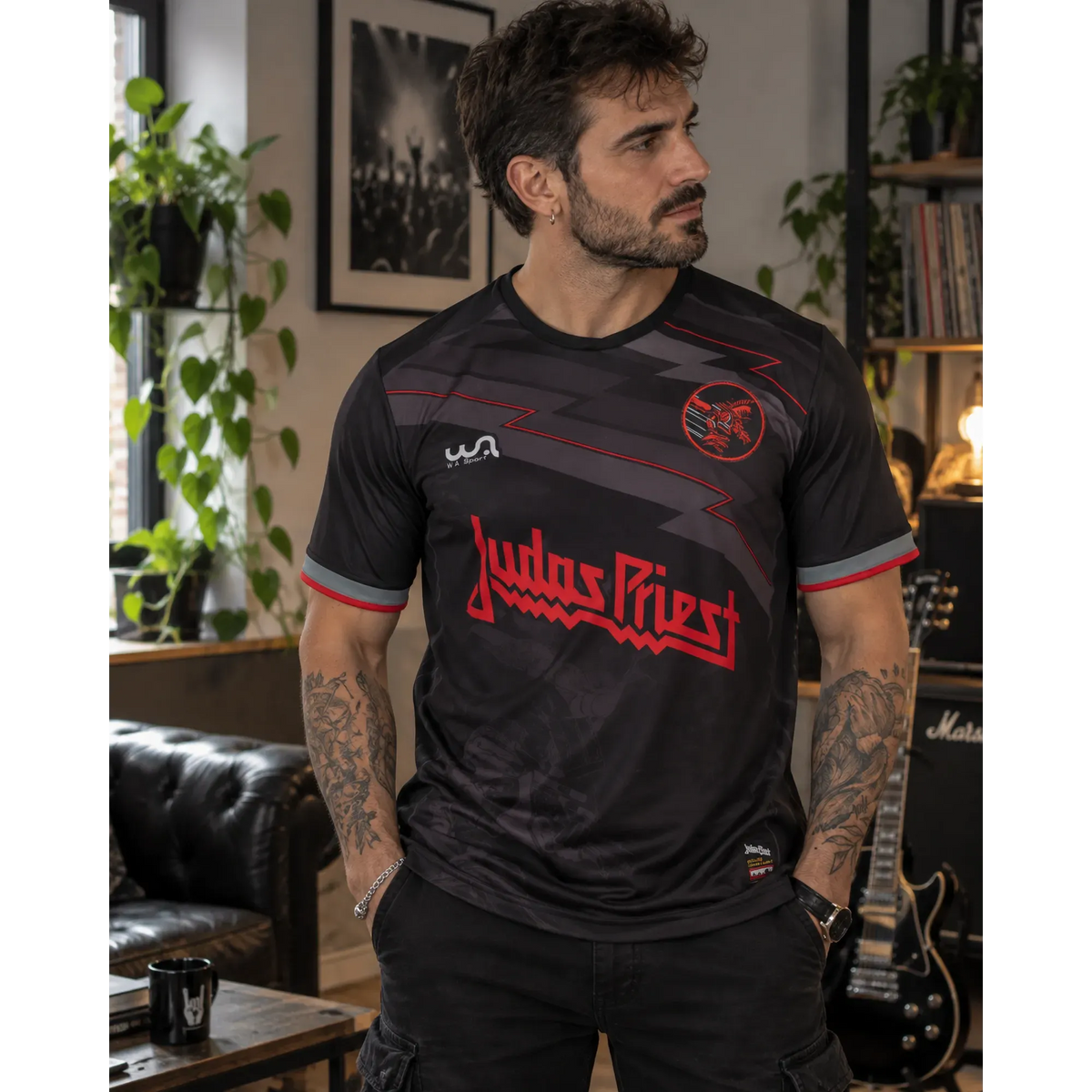 Maillot de football Judas Priest porté en intérieur | Judas Priest football shirt worn indoors