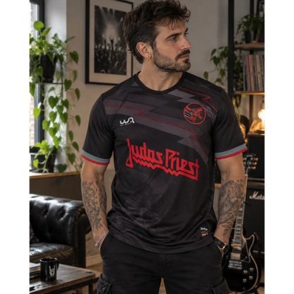Maillot de football Judas Priest porté en intérieur | Judas Priest football shirt worn indoors