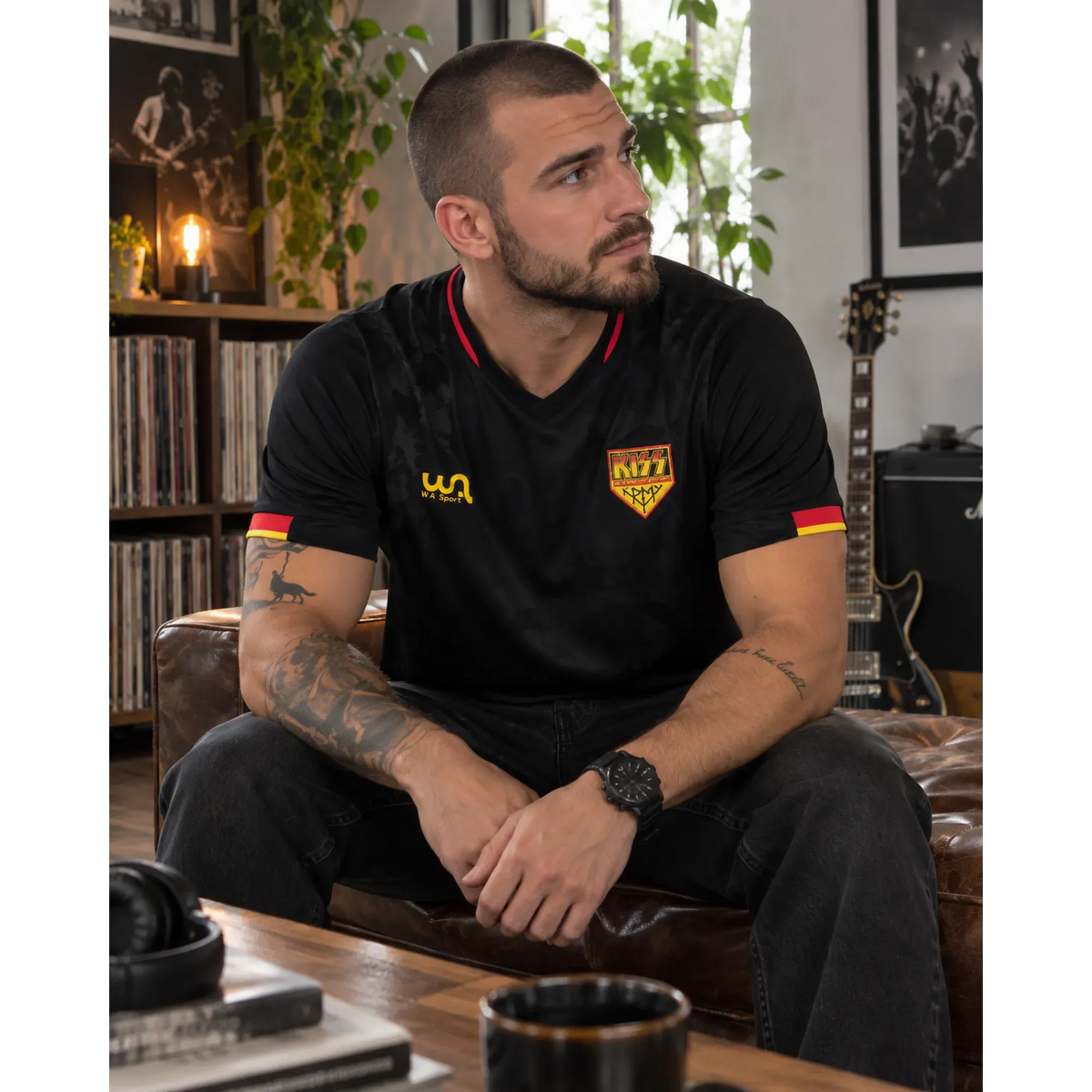 Maillot de football Kiss porté en intérieur | Kiss football shirt worn indoors