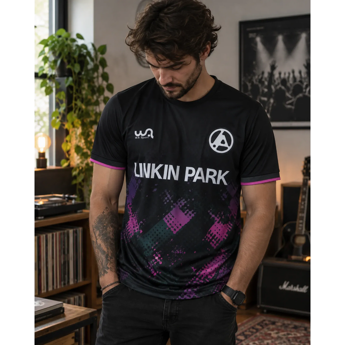 Maillot Linkin Park porté dans un intérieur rock | Linkin Park jersey worn in a rock interior
